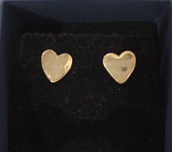 Small shiny heart studs