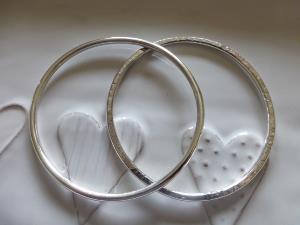 Hammered round 3mm bangle