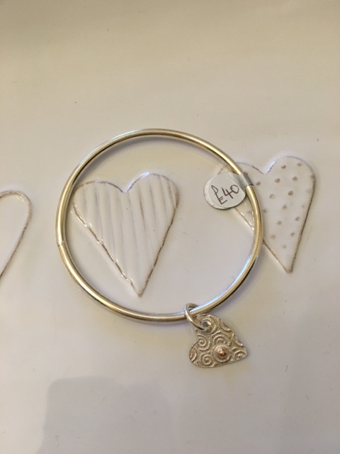 Single bangle with embossed heart charm